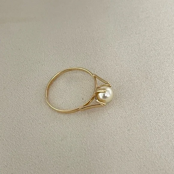 18k Gold Filled Pearl Dainty Ring - Picture 6 of 7